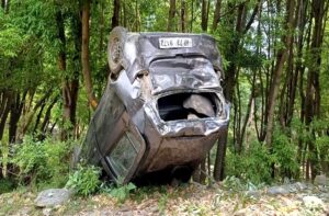 Chamba: चंबा में दर्दनाक हादसा! मां की आंखों के सामने पलटी कार, खाई में गिरने से महिला की मौत