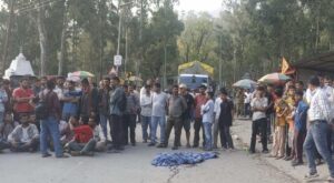Himachal: NH-707 पर दर्दनाक हादसा: सतोन बस स्टैंड के पास मंगलवार को ट्राले ने सड़क पार कर रहे व्यक्ति को कुचला, मौके पर मौत