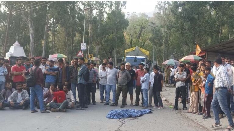 Himachal: NH-707 पर दर्दनाक हादसा: सतोन बस स्टैंड के पास मंगलवार को ट्राले ने सड़क पार कर रहे व्यक्ति को कुचला, मौके पर मौत