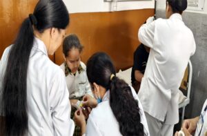 Mandi: स्कूल के पास अचानक टूट पड़ा रंगड़ों का झुंड! मां और दो मासूम बच्चों पर हमला, इलाके में दहशत