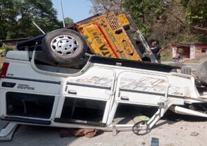 Sirmaur NH-7 Accident News: खजुरना पुल के पास ट्रक बोलेरो पर पलटा, बाल-बाल बचे तीन लोग, दो घायल