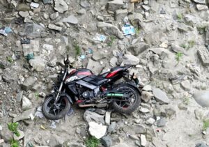 Mandi ITI Chowk Accident News: मंडी में बाइक रेलिंग तोड़कर खड्ड में गिरी, 19 वर्षीय युवक की जान बाल-बाल बची