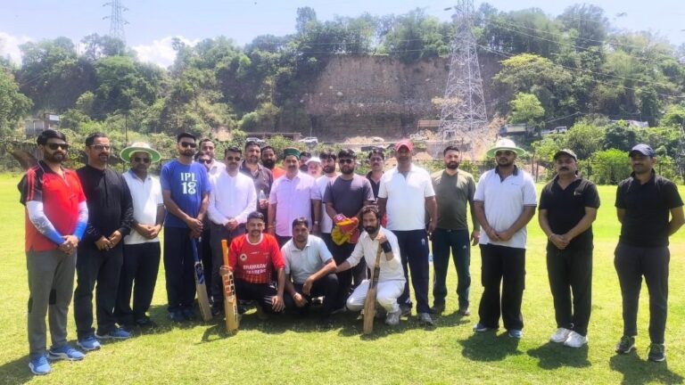 Kangra: शाहपुर के चंबी मैदान में मेडस्वान क्रिकेट लीग का भव्य शुभारंभ, विधायक केवल सिंह पठानिया ने किया कांगड़ा ज़ोन मैच का उद्घाटन