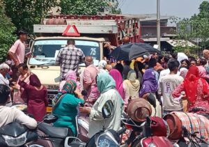 Gas Agency Chaos: घंटों लाइन में खड़े उपभोक्ता, डमटाल गैस एजेंसी की लचर व्यवस्था पर फूटा लोगों का गुस्सा