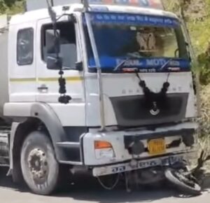 Solan: हिमाचल में दर्दनाक हादसा: टैंकर से भिड़ी बाइक, एक युवक की मौके पर मौत, दूसरा जिंदगी की जंग लड़ रहा