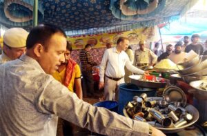 Mandi: माहूंनाग मेले में प्रशासन का बड़ा एक्शन, खराब मिठाइयां फिंकवाईं, खुली सिगरेट बेचने पर लगा भारी जुर्माना