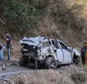 Solan: परवाणू में दर्दनाक हादसा: गहरी खाई में गिरी कार, चंडीगढ़ के युवक की मौके पर मौत, तीन गंभीर घायल