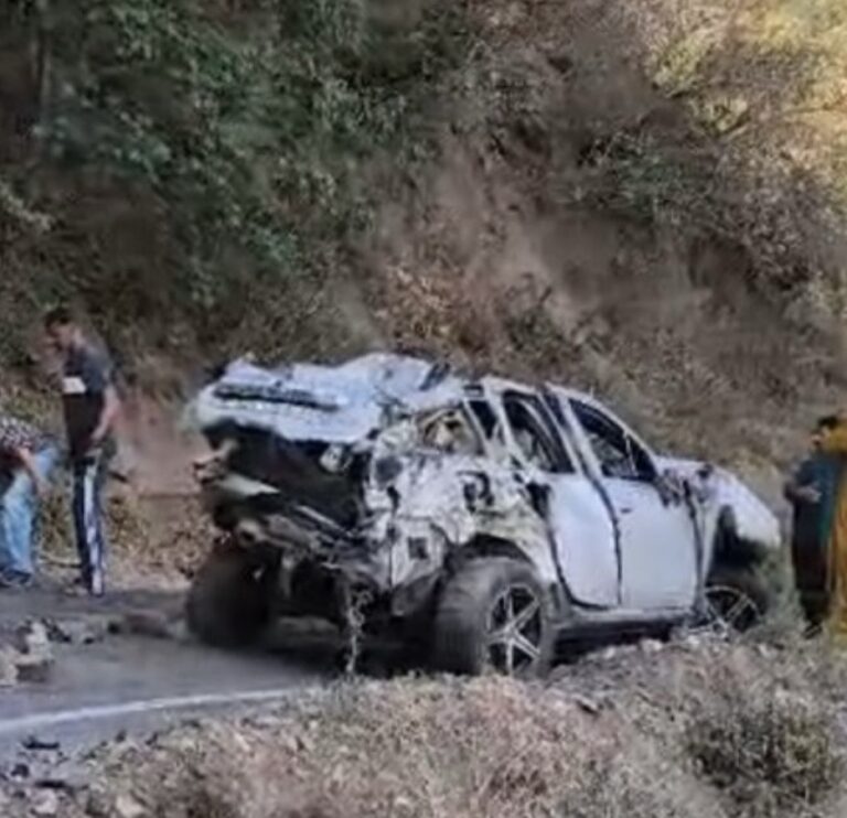 Solan: परवाणू में दर्दनाक हादसा: गहरी खाई में गिरी कार, चंडीगढ़ के युवक की मौके पर मौत, तीन गंभीर घायल