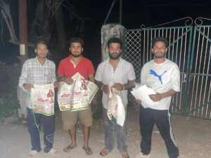 Kangra: चुनाव खत्म होते ही मैदान में उतरे शुभम ठाकुर, युवाओं संग हटाए पोस्टर; शाहपुर में शुरू किया स्वच्छता अभियान