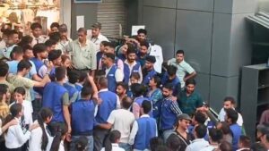Kangra: कांगड़ा के विशाल मेगा मार्ट में बड़ा बवाल! कर्मचारियों ने ASM पर लगाए गंभीर आरोप, स्टाफ के साथ मारपीट का दावा