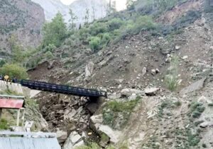 बिना बारिश लाहौल-स्पीति में तबाही: उदयपुर में पहाड़ दरके, पुल टूटा, सड़कें बंद और कार नदी में गिरी