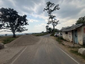 Kangra: शाहपुर-रिहलू रोड पर सड़क पर डंप रेत बनी हादसों की वजह…