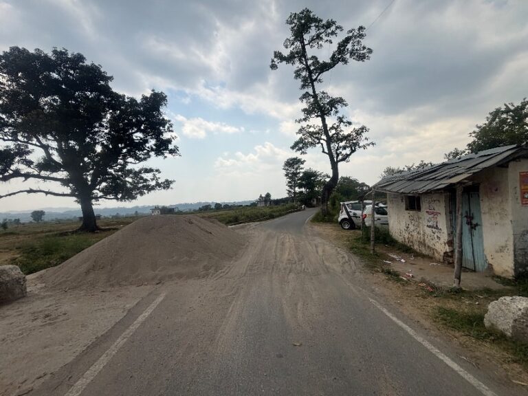 Kangra: शाहपुर-रिहलू रोड पर सड़क पर डंप रेत बनी हादसों की वजह…