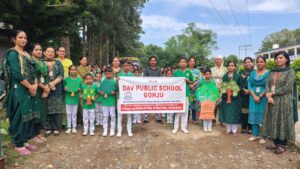 Kangra: विश्व पर्यावरण दिवस पर DAV पब्लिक स्कूल में अनोखी पहल, बच्चों ने दिया ‘पेड़ बचाओ, पृथ्वी बचाओ’ का संदेश