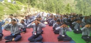Chamba: चंबा के दुर्गम स्कूल में योग की नई पहल! विद्यार्थियों को तनावमुक्त जीवन और बेहतर स्वास्थ्य का दिया संदेश