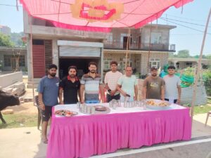 Kangra: भीषण गर्मी में ददरोली के युवाओं का बड़ा कदम, राहगीरों को बांटा ठंडा मीठा पानी, लोगों ने की जमकर सराहना