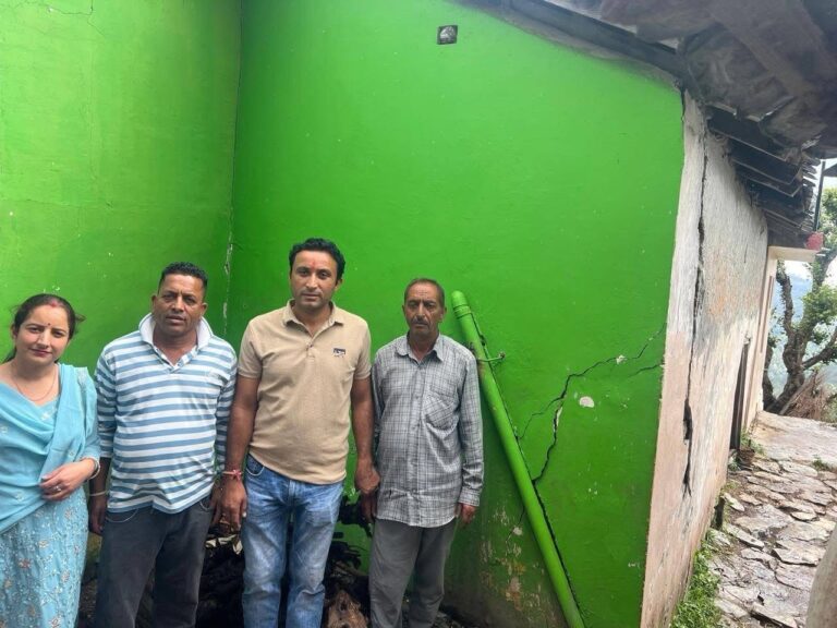Kangra: भूकंप के बाद शाहपुर के कई गांवों में नुकसान, प्रशासन और जनप्रतिनिधियों ने किया मौके का दौरा