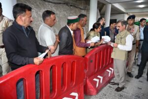 Shimla: शिमला में जनता के बीच पहुंचे मुख्यमंत्री सुक्खू, सुनीं समस्याएं और दिए अधिकारियों को सख्त निर्देश
