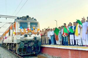 Una: अम्ब-अंदौरा से कोलकाता के लिए शुरू हुई गुरुमुखी एक्सप्रैस, सांसद अनुराग ठाकुर ने दिखाई हरी झंडी
