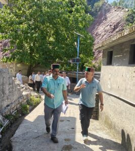 Kangra: भूकंप प्रभावित गांवों में पहुंचे विधायक केवल सिंह पठानिया, कहा- किसी भी परिवार को नहीं छोड़ा जाएगा अकेला