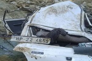 Mandi: मंडी में दर्दनाक हादसा: 200 फीट गहरी खाई में गिरी कार, ड्यूटी पर जा रहा जलशक्ति विभाग का कर्मचारी गंभीर घायल