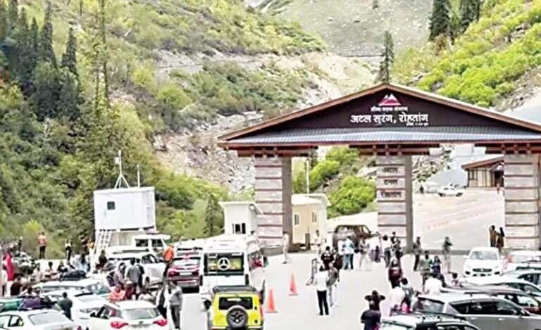 Rohtang जाने से पहले जान लें ये जरूरी नियम, बिना परमिट पहुंचे तो रास्ते में ही रोक देगी पुलिस