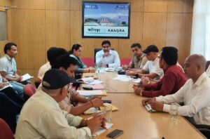 Kangra: मानसून से पहले कांगड़ा प्रशासन अलर्ट! डीसी हेमराज बैरवा ने दिए बड़े निर्देश, हर विभाग में होंगे नोडल अधिकारी नियुक्त
