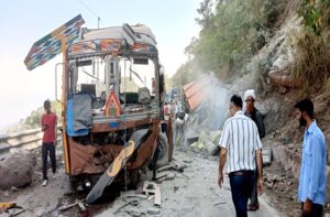 Chamba: चम्बा में दिल दहला देने वाला हादसा: सीमेंट से भरा ट्रक सड़क से गिरकर हाईवे पर टूटा, चालक और 12 वर्षीय बेटा गंभीर घायल