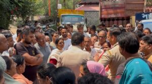 Kangra: शाहपुर के 39 मील में LPG गैस को लेकर हंगामा, नाराज उपभोक्ताओं ने रोका सप्लाई वाहन; पुलिस पहुंची मौके पर