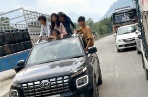 Kullu: मनाली में सनरूफ से बाहर निकलकर स्टंट करना पड़ा भारी, वायरल फोटो के बाद यूपी नंबर कार का ₹3500 का चालान