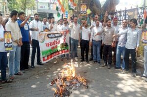 Sirmaur: नाहन में NEET पेपर लीक को लेकर युवा कांग्रेस का जोरदार प्रदर्शन, केंद्रीय शिक्षा मंत्री धर्मेंद्र प्रधान का फूंका पुतला