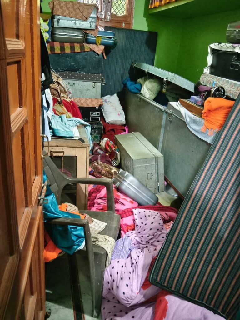 Himachal: रातभर सोता रहा परिवार, खिड़की की ग्रिल उखाड़कर घर में घुसे चोर; सोने-चांदी के लाखों के जेवर लेकर फरार