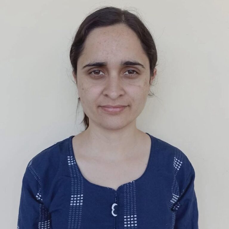Chamba: चंबा की बेटी नेहा शर्मा ने रचा नया मुकाम, मेडिकल ऑफिसर बनकर बढ़ाया द्रेकड़ी पंचायत का मान
