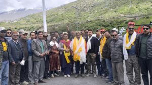 Himachal: अटल टनल पहुंचते ही केवल सिंह पठानिया का भव्य स्वागत, अनुराधा राणा और स्थानीय लोगों ने किया जोरदार अभिनंदन