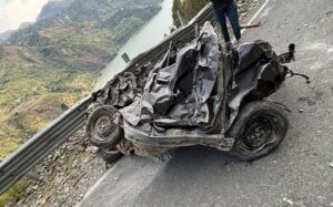 Chamba: चंबा में दर्दनाक हादसा: 800 फुट गहरी खाई में गिरी कार, दो युवकों की मौके पर मौत