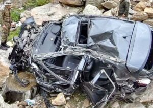 Kullu: हिमाचल घूमने आया परिवार हुआ हादसे का शिकार, खाई में गिरी कार; मां और 11 महीने के मासूम की मौत