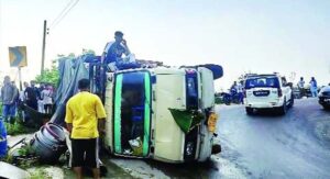 Una: पीरनिगाह से लौट रहे श्रद्धालुओं का टैम्पो बसोली के पास पलटा, 11 घायल, एक बच्ची की हालत गंभीर