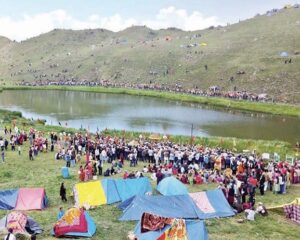 Mandi: पराशर में सरनाहुली पर्व के बाद सफाई व्यवस्था पर सवाल, मंदिर परिसर में मिला कूड़ा और शराब की बोतलें