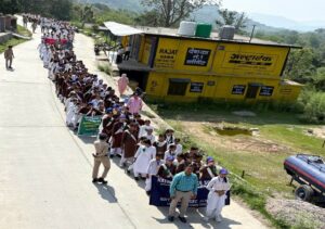 Kangra: देहरा पुलिस का नशे के खिलाफ बड़ा अभियान, लगड़ू में 300 छात्रों ने निकाली जागरूकता रैली