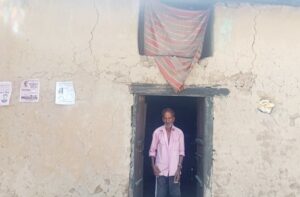 Kangra: 60 साल की उम्र में भी जर्जर कच्चे घर में रहने को मजबूर रोशन लाल, सरकारी योजनाओं की नहीं थी कोई जानकारी
