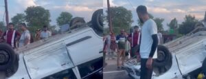 Kangra: शाहपुर के रजोल 45 मील में दर्दनाक सड़क हादसा, बीच सड़क पर पलटी कार; सवार घायल
