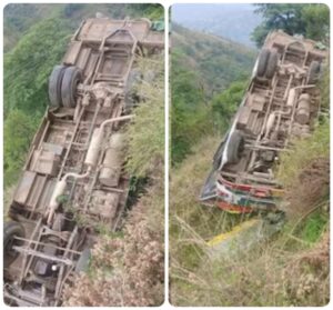 Mandi: मंडी में बड़ा हादसा टला: सड़क से पलटी HRTC बस, खाई में गिरने से पहले किनारे पर अटकी