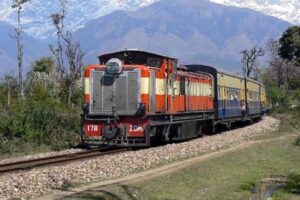 Kangra: 4 साल बाद भी अधूरी बहाली! कांगड़ा घाटी रेल मार्ग पर सिर्फ 2 ट्रेनें, यात्रियों ने रेल मंत्री से लगाई गुहार