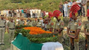 BSF के डिप्टी कमांडेंट शेखर ठाकुर को नम आंखों से दी गई अंतिम विदाई, राजकीय सम्मान के साथ हुआ अंतिम संस्कार