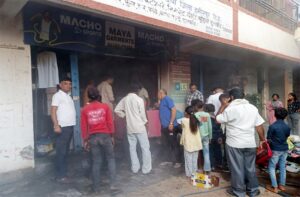Hamirpur: मेले में मची अफरा-तफरी! टौणीदेवी में कपड़ों की दुकान में लगी भीषण आग, लाखों का सामान जलकर राख