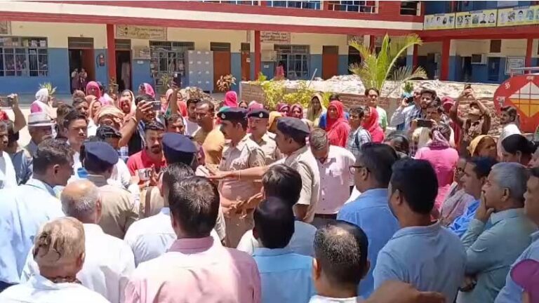 Hamirpur: सुजानपुर में 16 वर्षीय छात्र का फंदे से लटका शव मिलने से हड़कंप, सुसाइड नोट में शिक्षकों पर मारपीट के आरोप के बाद स्कूल में बवाल