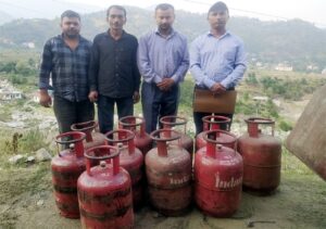 Mandi: करसोग में ढाबों पर बड़ी कार्रवाई, 10 घरेलू एलपीजी सिलेंडर जब्त, मचा हड़कंप