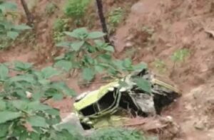 Kangra: धर्मशाला में दर्दनाक हादसा: 400 मीटर गहरी खाई में गिरी कार, युवक की मौत, युवती की बाजू काटनी पड़ी