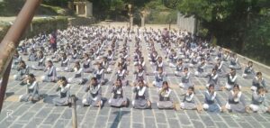 Chamba: चंबा के सुनारा स्कूल में गूंजा योग का संदेश, छात्रों ने सीखी स्वस्थ जीवन की राह