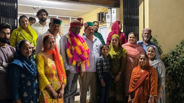 Kangra: जीत के बाद रैत कांग्रेस कार्यालय पहुंचे सुरेश पटाकू, विधायक केवल सिंह पठानिया ने किया भव्य स्वागत